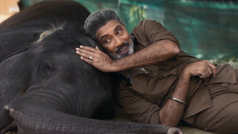Video of 'Naanaga Naanum Illai' song from Weapon out