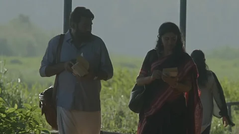 Music video of 'Minnum Thaarangal' from Kadha Innuvare out