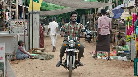 'Kaiyenthi Nirppan' from Kozhipannai Chelladurai out