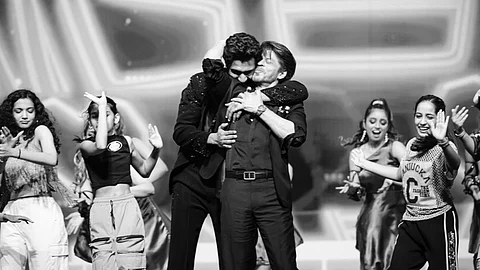 Vicky Kaushal and Shah Rukh Khan at IIFA awards