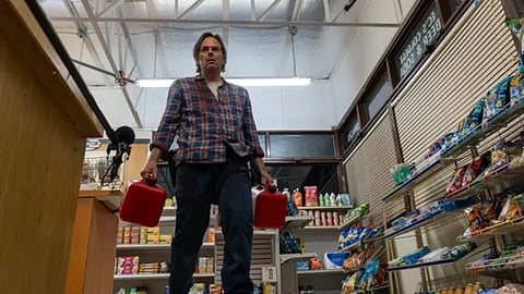 Billy Burke to headline zombie thriller Outbreak