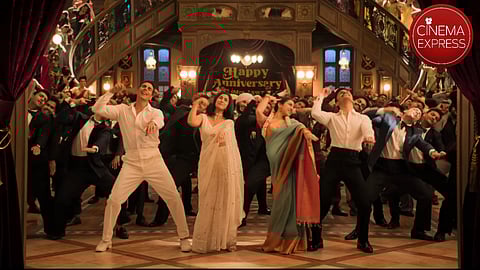 (from left) Akshay Kumar, Nimrat Kaur, Sara Ali Khan and Veer Pahariya in the song