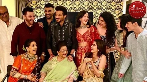 Anil Kapoor along with his mother and rest of the family