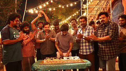 LK Akshay Kumar celebrates Sirai's 50 day-theatrical run on sets of Basil Joseph's Raawadi