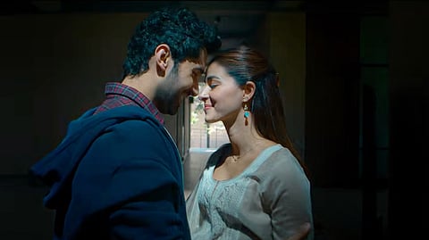 ‘Aitbaar’ from Chand Mera Dil is yet another melancholic melody, sung by Faheem Abdullah