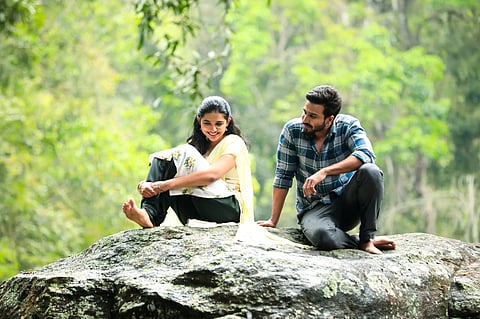A still from Irandu Vaanam song 'Vellichudare'