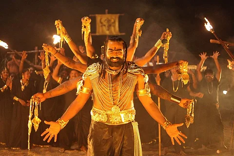 Oru Nalla Naal Paathu Solren Review : A mirthless, bizarre attempt at a comedy