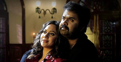 Ente Mezhuthiri Athazhangal Review: A family-friendly love story that doesn't take itself too seriously