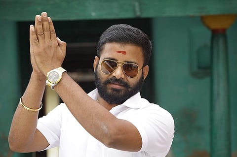 Annanuku Jai Review: Humour saves this party