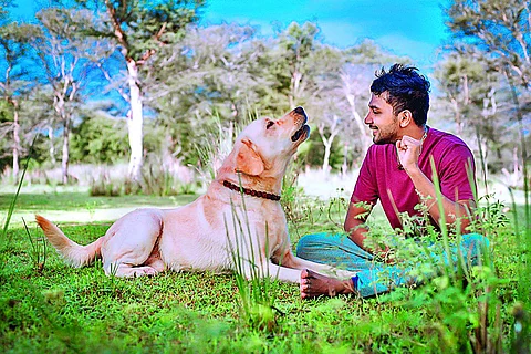 Anbulla Ghilli, when a dog plays a Vijay fan