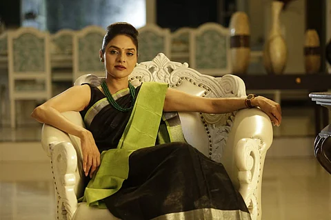 Madhoo plays doctor in Raymo
