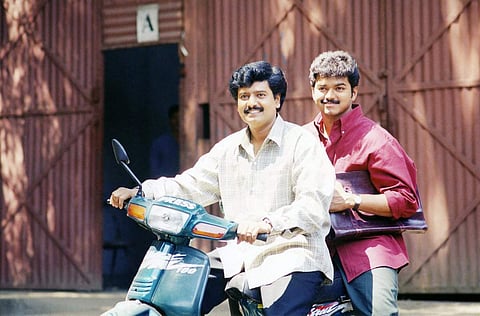 Vijay meets VIvekh's family; offers his condolences