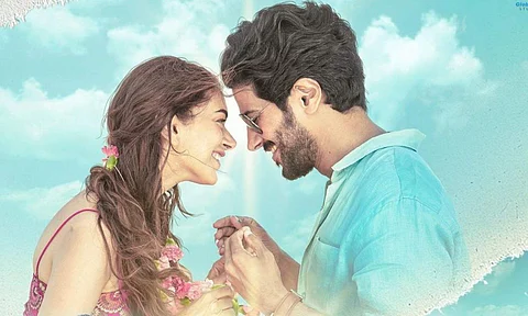 A promo still of Hey Sinamika
