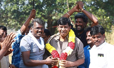 Mari Selvaraj welcoming Vadivelu to Maamannan sets