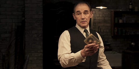 A still from The Outfit