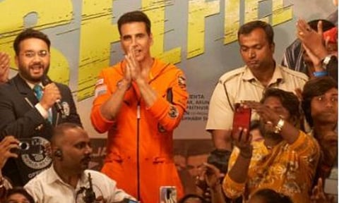 Akshay Kumar takes 184 selfies with fans in 3 minutes: 'This is my special tribute to them'