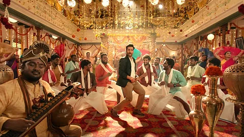 'Kulukku Kulukku' song from Santhanam's Inga Naan Thaan Kingu out