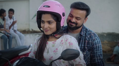 Anagha and Kunchacko Boban from Grr song, Kinaavaanam Peythidum  