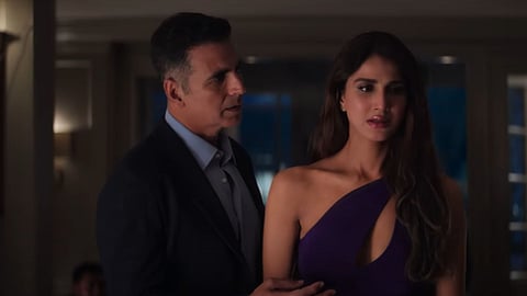 Akshay and Vaani's still from the song