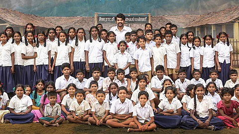 Third single 'Padichukurom' from Vemal's Sir out