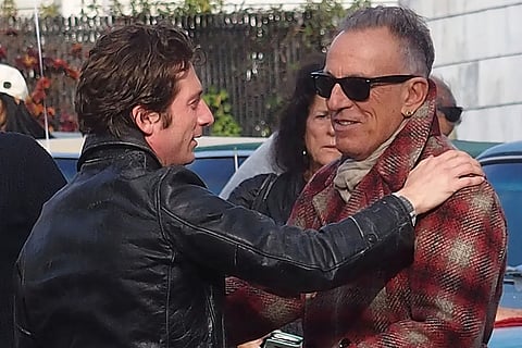 Bruce Springsteen meets Jeremy Allen White in the sets of Deliver Me From Nowhere