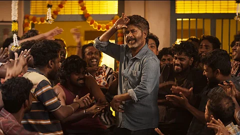 'Deva Varaaru': Rajinikanth waltz his way through this Coolie glimpse