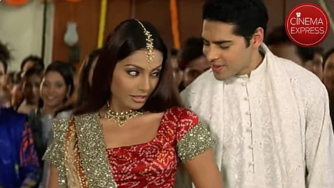 Bipasha Basu (L) and Dino Morea (R) in Raaz