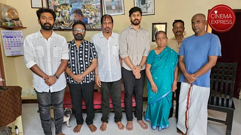 Producer Kannan Ravi presents Rs 5 lakh cheque to Vikram Sugumaran's family