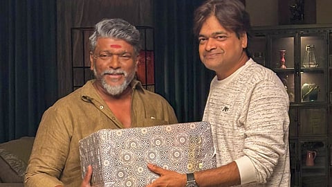 Parthiban surprises director Harish Shankar with gift on sets of Ustaad Bhagat Singh