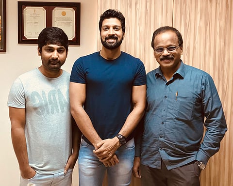 Santhosh Prathap joins the sets of Mr Chandramouli