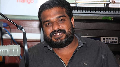 Dileesh Pothan in Vaarikuzhiyile Kolapathakam