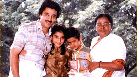 Mahanadi (1994) -  A single dad bearing the grunt of his small and happy family that goes to the dogs makes it hard-hiting and emotionally draining