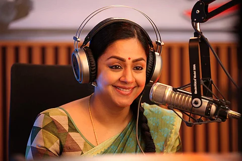 Kaatrin Mozhi Review: A risk-free, saccharine remake