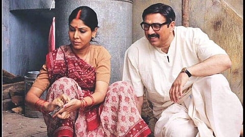 Mohalla Assi Review: Sunny Deol&#39;s action-less satire lacks punch 