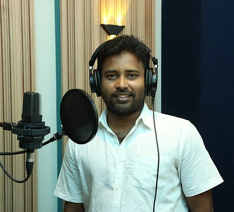 Dinesh starts dubbing for Pallu Padama Paathuka