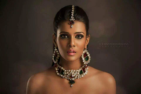 Meera Mithun's real name is Thamizhselvi. She has a younger brother,  Thamizhamuthan, who is an engineer.