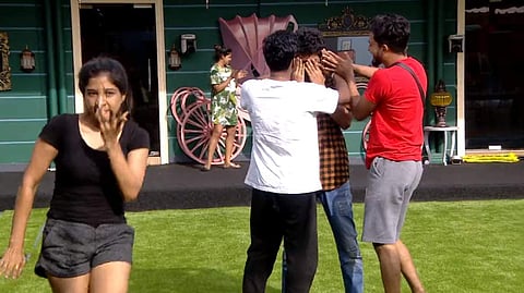 The morning starts off with the usual dance routine. Sandy master teases Kavin in front of Sakshi for the song, 'Venam macha venam inda ponunga kadhalu'