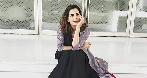 Kriti-Kulhari-Girl-On-the-Train