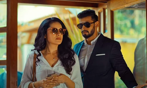 A still of Varun and Rahei in Joshua Imai Pol Kaakha