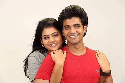 Pazhagiya Naatkal: A case of love
