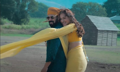 The romantic track is voiced by Guru Randhawa and Iulia Vantur