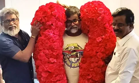 Producer Kalaipuli S Thanu congratulates director Selvaraghavan post Naane Varuvean release