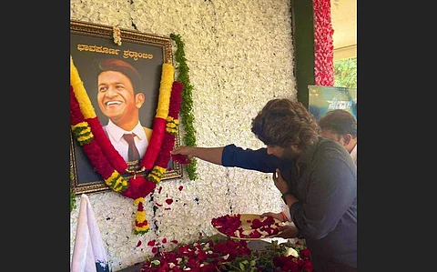 Allu Arjun visits Puneeth Rajkumar memorial in Bengaluru. See pics