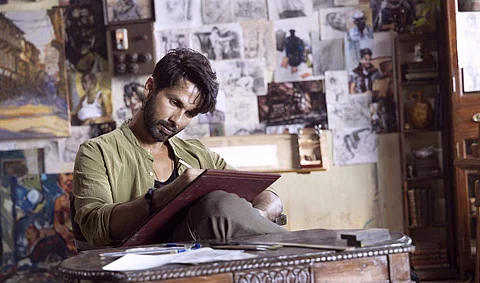 Farzi Series Review: Fun and flamboyance with a side-order of deja vu