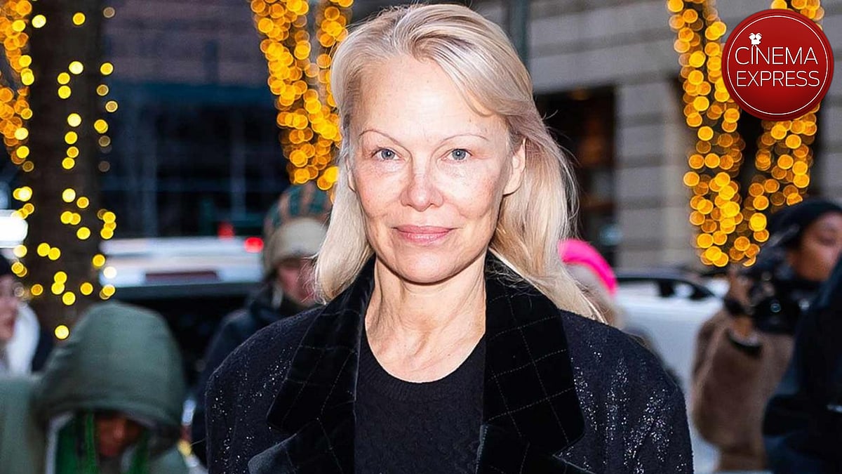 Pamela Anderson ozining mushukini korsatadi